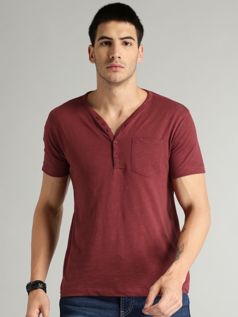 

Roadster Men Maroon Solid Henley Neck T-shirt