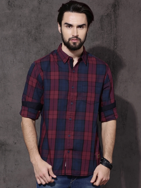

Roadster Men Maroon & Navy Regular Fit Checked Casual Shirt