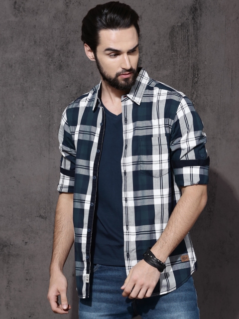 

Roadster Men Navy Blue & Off-White Regular Fit Checked Casual Shirt