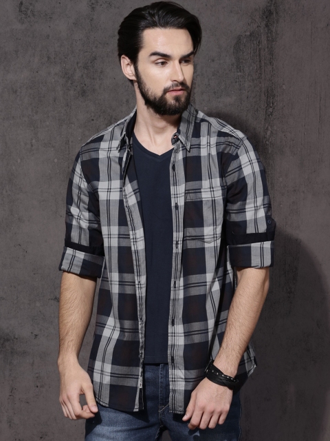 

Roadster Men Navy Blue & Grey Regular Fit Checked Casual Shirt