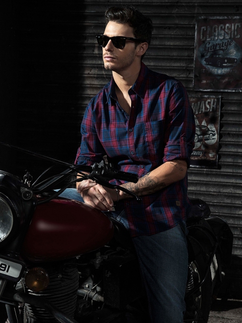 

Roadster Time Travlr Men Navy Blue & Red Regular Fit Checked Casual Shirt