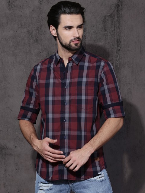 

Roadster Men Maroon & Navy Regular Fit Checked Casual Shirt