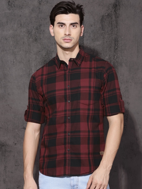 

Roadster Men Red & Black Regular Fit Checked Casual Shirt