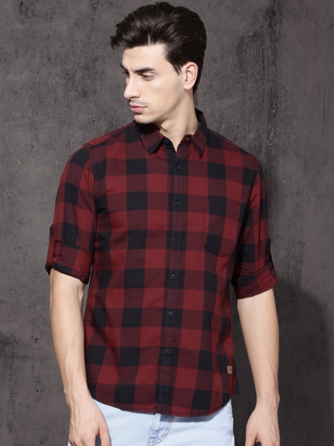 

Roadster Men Red & Black Regular Fit Checked Casual Shirt