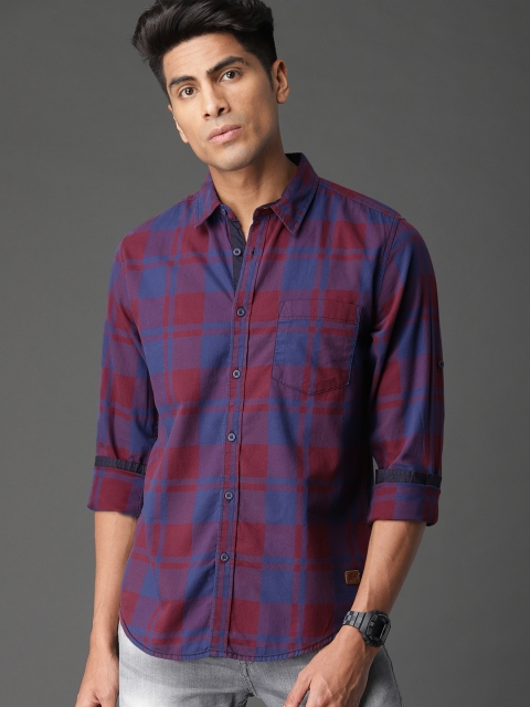 

Roadster Men Maroon & Navy Blue Regular Fit Checked Casual Shirt