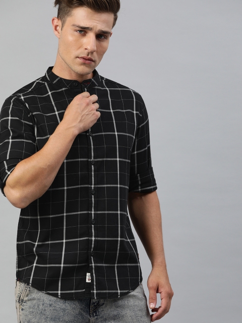 

Roadster Men Black & White Regular Fit Checked Casual Shirt