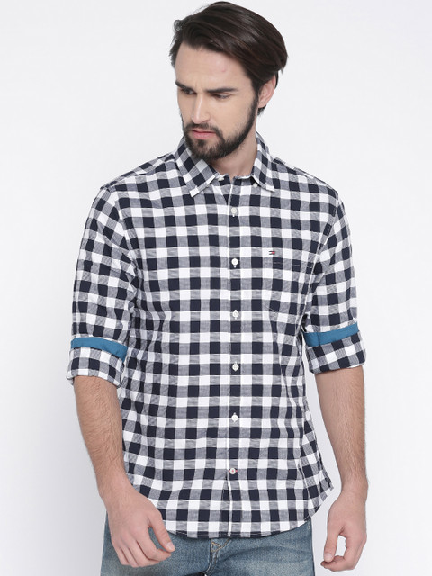 

Tommy Hilfiger Men Black & White Regular Fit Checked Casual Shirt