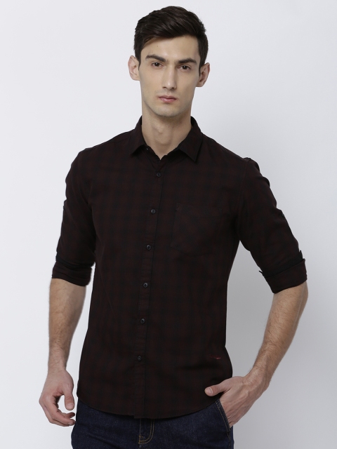 

LOCOMOTIVE Men Maroon Slim Fit Checked Casual Shirt