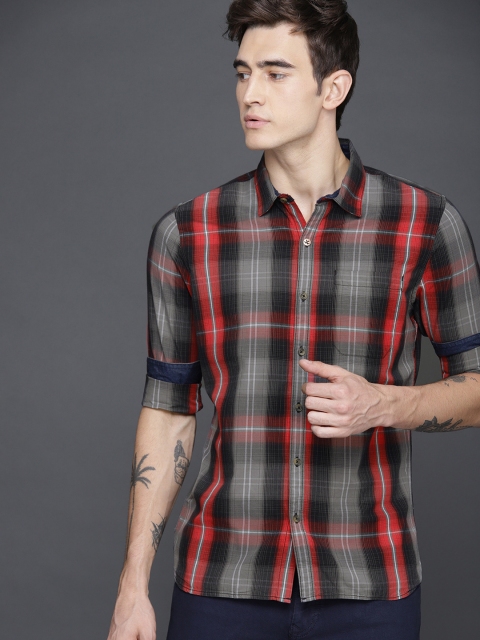 

WROGN Men Grey & Red Regular Fit Checked Casual Shirt