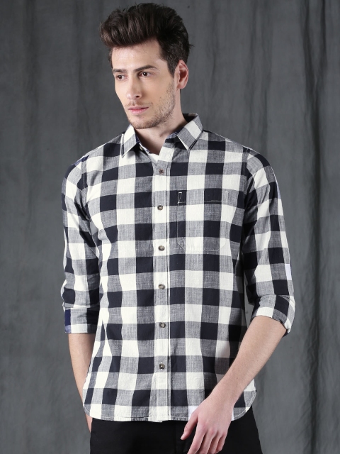 

WROGN Men White & Navy Blue Slim Fit Checked Casual Shirt
