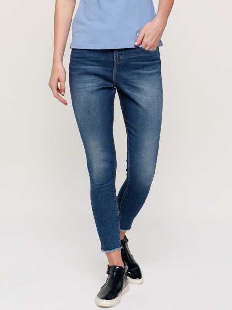 

Splash Women Blue Regular Fit Mid-Rise Clean Look Stretchable Cropped Jeans