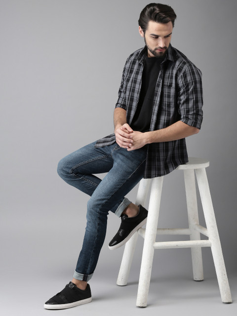 

HERE&NOW Men Grey & Black Regular Fit Checked Casual Shirt