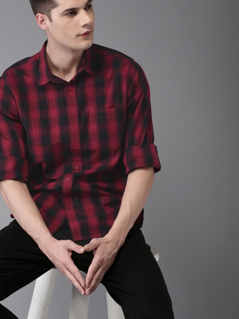 

HERE&NOW Men Red & Black Regular Fit Checked Casual Shirt