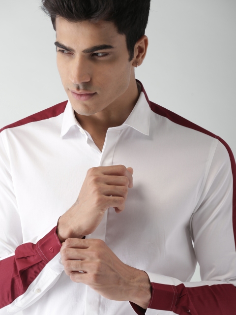 

INVICTUS Men White & Maroon Slim Fit Solid Semiformal Shirt