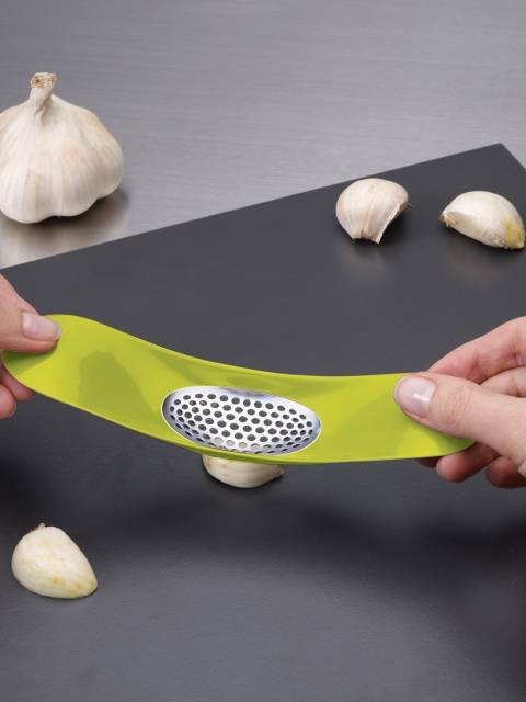 

Joseph Joseph Garlic Rocker Green