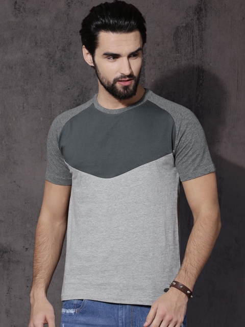 

Roadster Men Grey Colourblocked Round Neck T-shirt