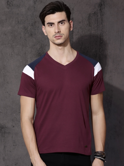 

Roadster Men Maroon Solid V-Neck T-shirt