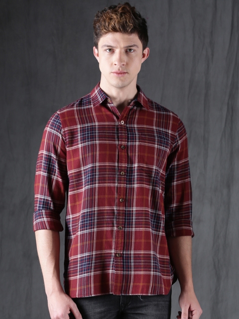 

WROGN Men Navy Blue & Maroon Relaxed & Smart Fit Checked Casual Shirt