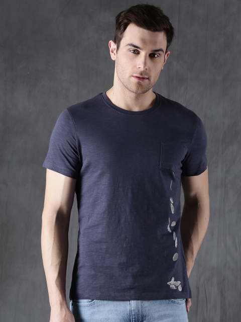 

WROGN Men Navy Solid Round Neck T-shirt, Navy blue