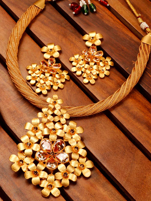 

Priyaasi Gold-Toned Stone-Studded Jewellery Set