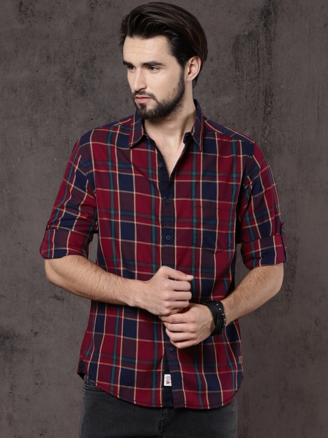 

Roadster Men Maroon & Navy Blue Regular Fit Checked Casual Shirt