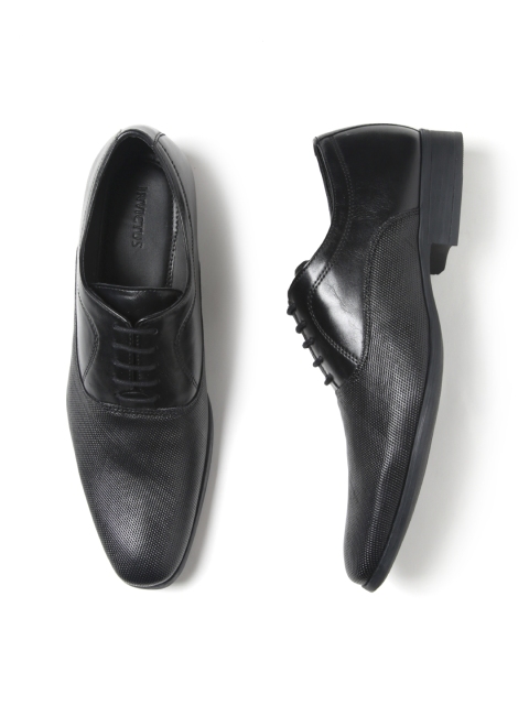 

INVICTUS Men Black Textured Formal Oxfords