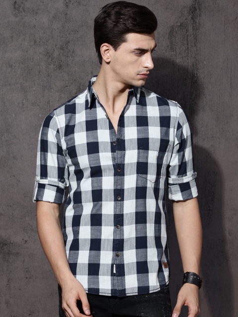 

Roadster Men Blue & White Regular Checked Casual Shirt