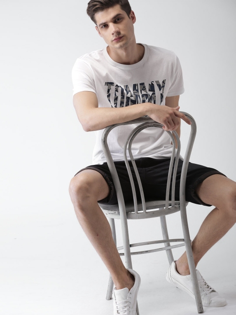 

Tommy Hilfiger Men White Solid Round Neck T-shirt