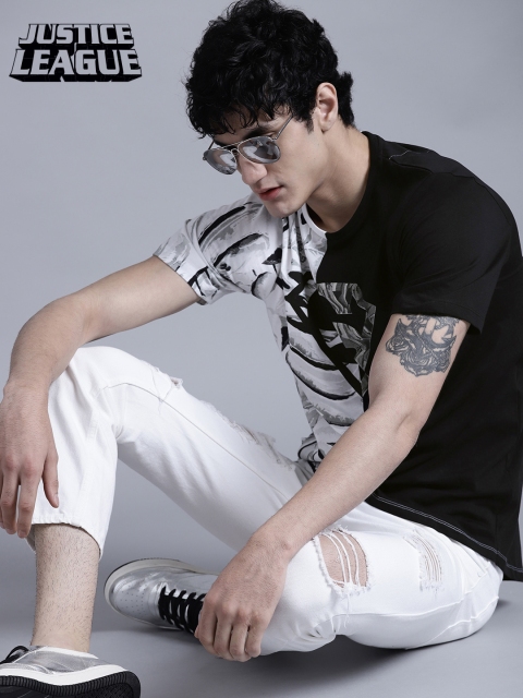 

Justice League Men Black & White Printed Round Neck T-shirt
