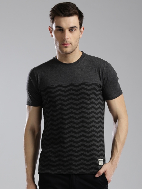 

Hubberholme Men Charcoal Grey & Black Chevron Print Round Neck T-shirt