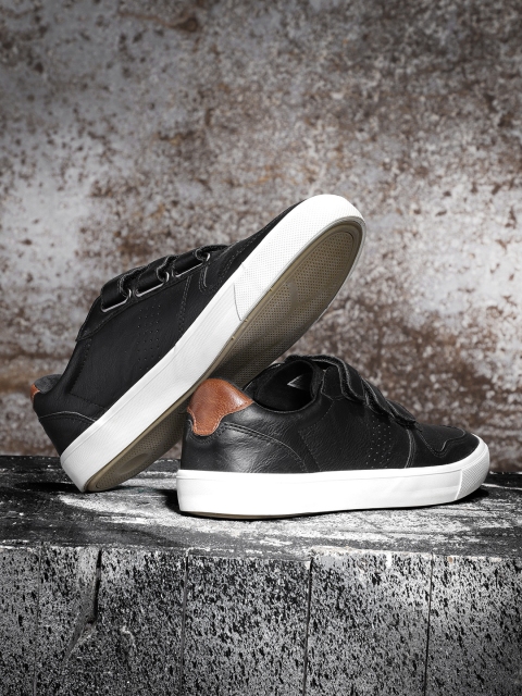 

Roadster Men Black Sneakers