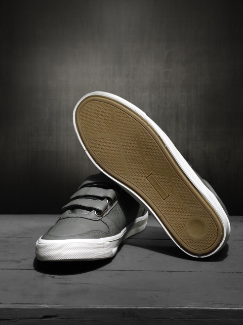

Roadster Men Grey Sneakers