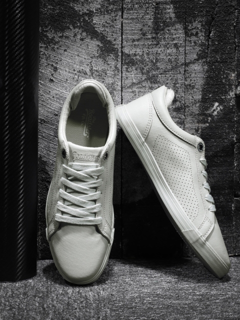

Roadster Men Grey Sneakers