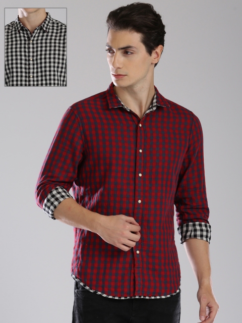 

Levis Men Black & Red Regular Fit Checked Reversible Casual Shirt