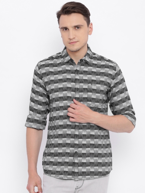 

Wrangler Men Black & Grey Regular Fit Checked Casual Shirt