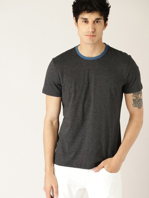 

United Colors of Benetton Men Charcoal Grey Solid Round Neck T-shirt
