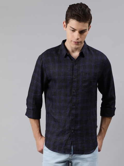 

Levis Men Black & Blue Regular Fit Checked Linen Casual Shirt