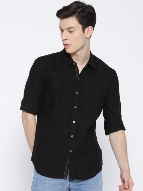 

Levis Men Black Regular Fit Solid Casual Linen Shirt