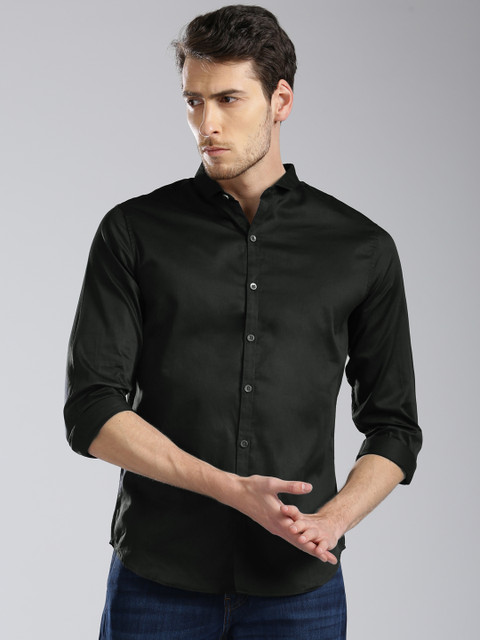 

Levis Men Black Regular Fit Solid Casual Shirt
