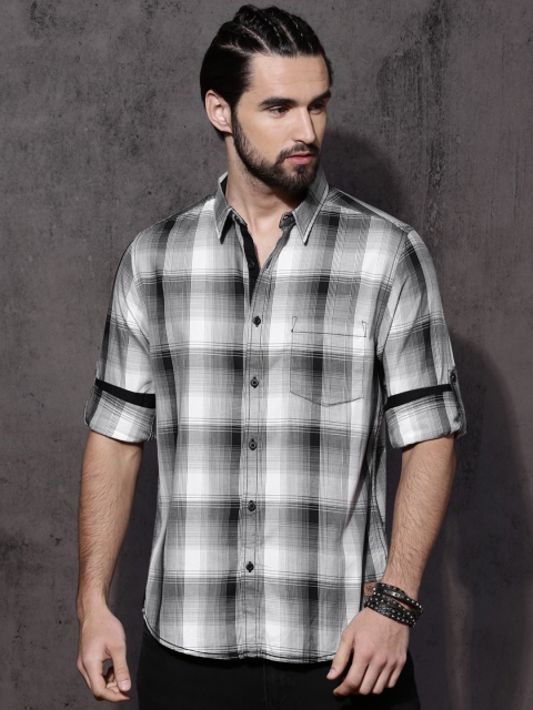 

Roadster Men White & Black Regular Fit Checked Casual Shirt