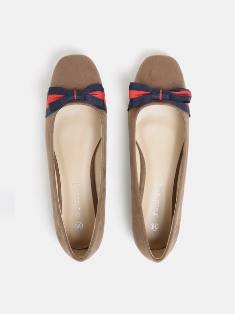 

DressBerry Women Taupe Solid Ballerinas