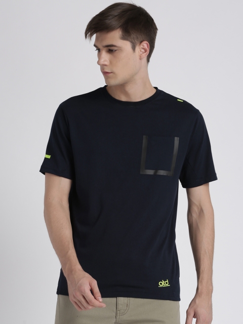 

Splash Men Navy Blue Solid Round Neck T-shirt