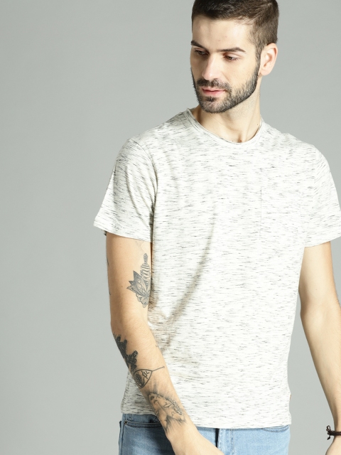 

Roadster Men Off-White Textured Slub Round Neck T-shirt