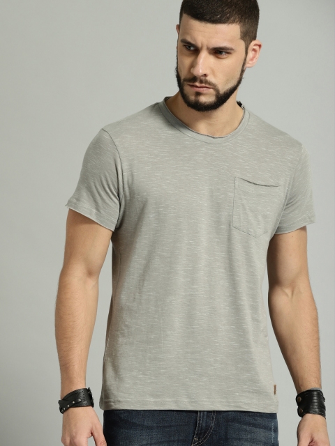

Roadster Men Grey Solid Round Neck T-shirt