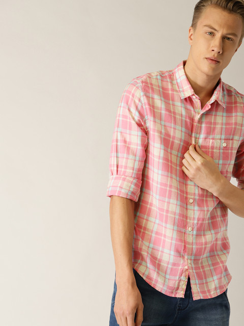 

United Colors of Benetton Men Coral Pink Slim Fit Checked Casual Shirt