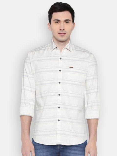 

Wrangler Men Off-White Slim Fit Striped Casual Shirt