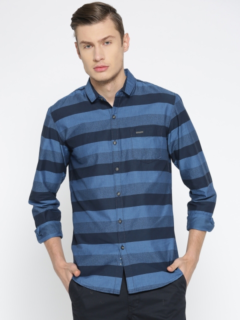 

Wrangler Men Blue Regular Fit Striped Casual Shirt