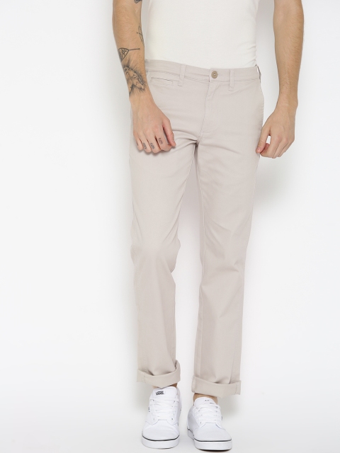 

Wrangler Men Beige Slim Fit Solid Regular Trousers