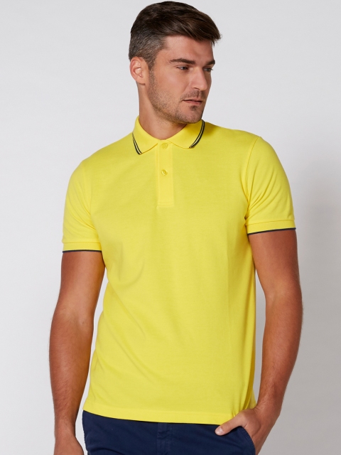 

Splash Men Yellow Solid Polo Collar T-shirt