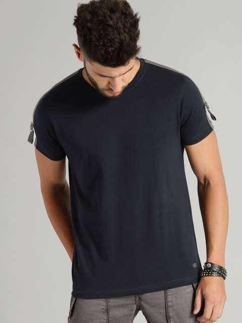 

Roadster Time Travlr Men Navy Blue Solid Round Neck T-shirt